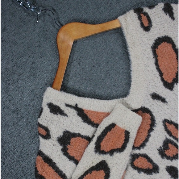 Gigio Sweaters - Gigio USA Womens Leopard Print Fuzzy V-Neck Sweater Tan Cream TC1396 Small